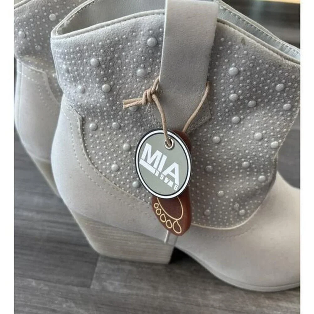MIA NEW Cowboy Western studded pull up ankle cowboy boots Sz 6.5 Cowgirl BRIDAL